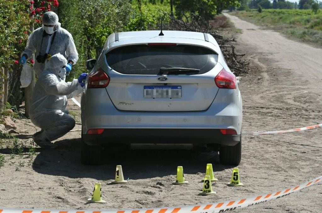 
El vehículo en que escapó el novio de Ivana fue hallado abandonado a pocas cuadras de la casa. | Orlando Pelichotti / Los Andes
   