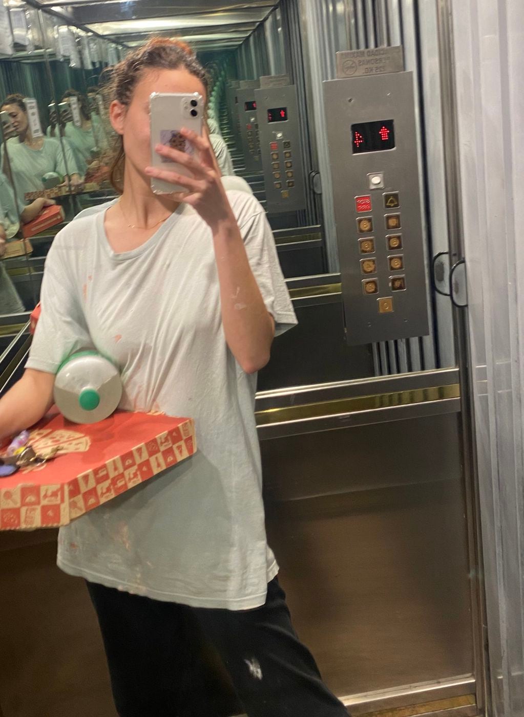 Así estaba vestida Cami cuando fue a comprar la pizza. Foto: Twitter.