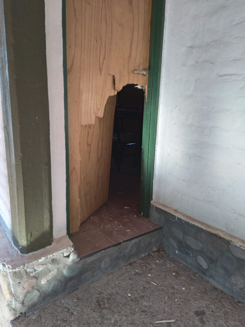 Una de las viviendas de Valle del Sol a la que los delincuentes ingresaron rompiendo la puerta a patadas.