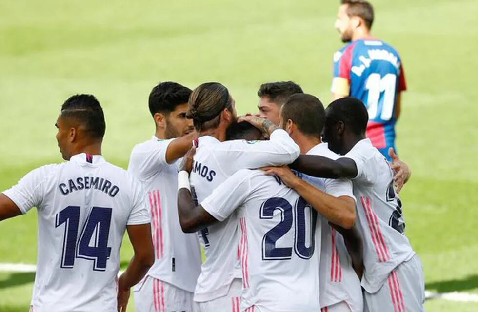 El Real Madrid venció 2-0 al Levante y se adueñó de la punta, tras cinco fechas.