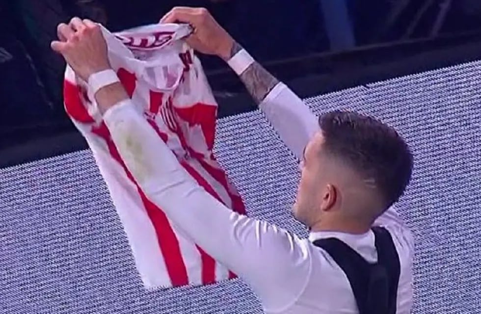 Franco Troyanski, jugador de Unión, mostró su camiseta ante La Bombonera en festejo de gol. Le dieron 3 fechas. / TV
