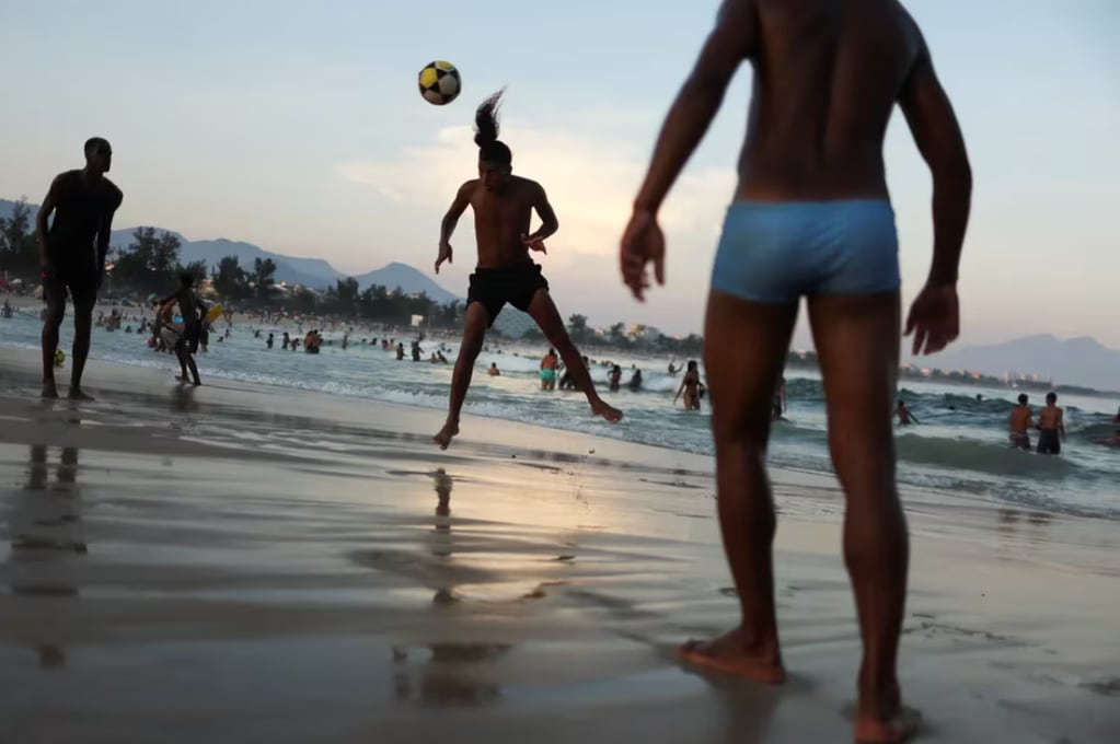 El tradicional fútbol de playa, al caer el Sol sobre Río de Janeiro. Foto: Infobae