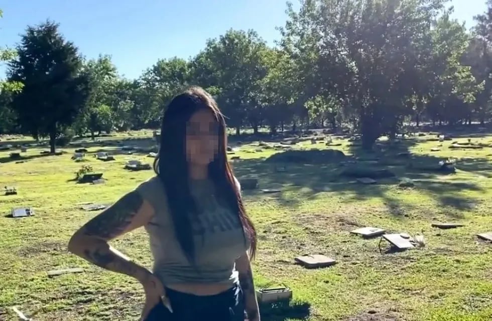 Filmaron un video porno en el cementerio bonaerense de Hurlingham, lo difundieron y los denunciaron por profanación de tumbas.