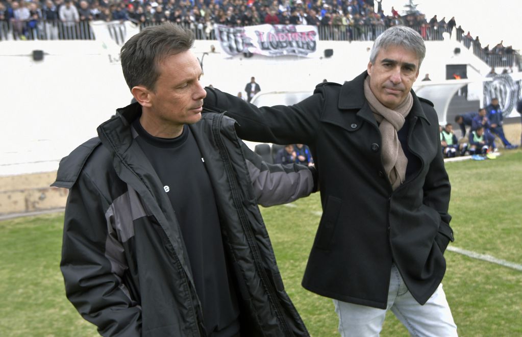 En el último superclásico de Menodza, Gabriel Gómez, DT de la Lepra junto a  Luca Marcogiuseppe, entrenador del Lobo. / Orlando Pelichotti (Los Andes). 