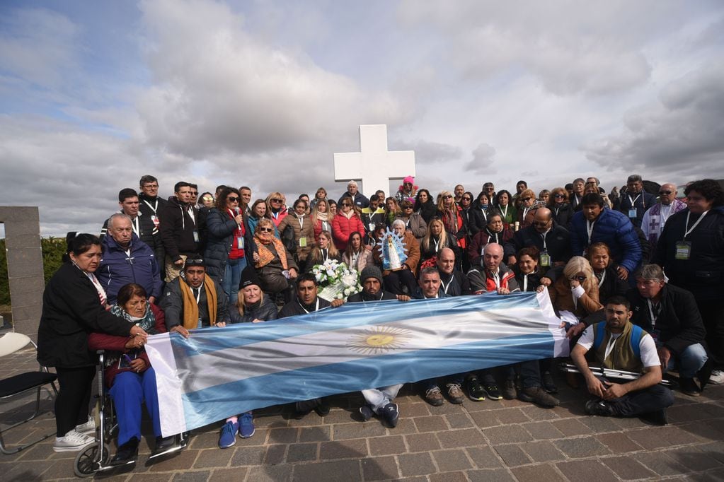 Foto del viaje realizado en 2019 de miembros de la Comisión de Familiares de Caídos en Malvinas, Cancillería, excombatientes, artistas, periodistas y fotógrafo, a las Islas Malvinas. Gentileza: Gerardo Gómez, ex fotógrafo de Los Andes.