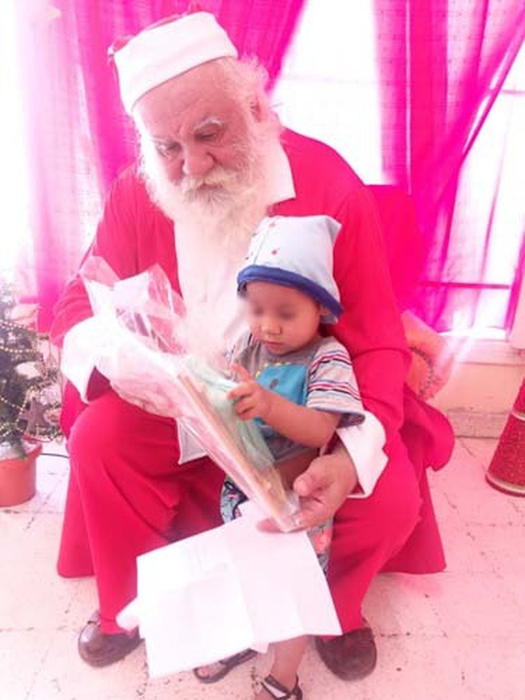 Papá Noel llevó regalos para los niños. Foto: Gobierno de Mendoza
