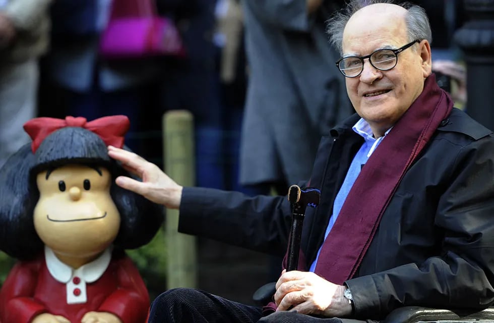 Quino junto a su personaje más famoso, Mafalda. AFP PHOTO/ MIGUEL RIOPA