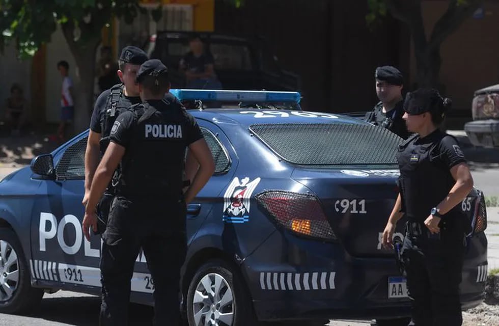 Los patrulleros que circulaban por la zona atraparon al adolescente con la documentación de la víctima y la réplica de una pistola. - Imagen ilustrativa / Los Andes