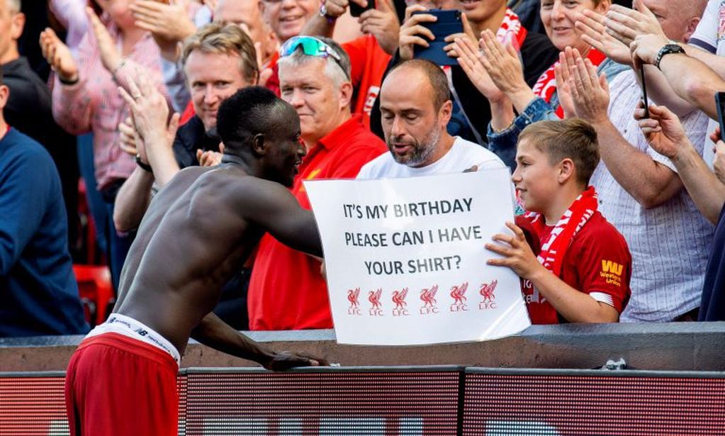 Sadio Mané le regala su camiseta a un joven, en cuyo cartel denota que es su cumpleaños (Foto: EFE).