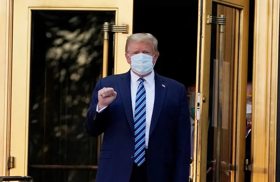 El presidente de EEUU, Donald Trump, salió caminando del hospital y regresó en helicóptero a la Casa Blanca.