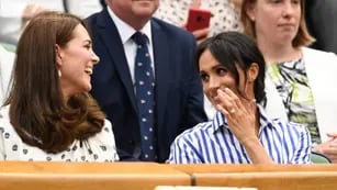 Duelo fashion entre duquesas: Kate Middleton vs Meghan Markle, con un look idéntico