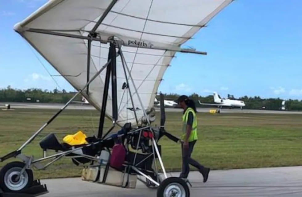Dos migrantes cubanos utilizaron un ala delta motorizada para recorrer 145 kilómetros desde la isla a Key West. Gentileza: VPI TV.