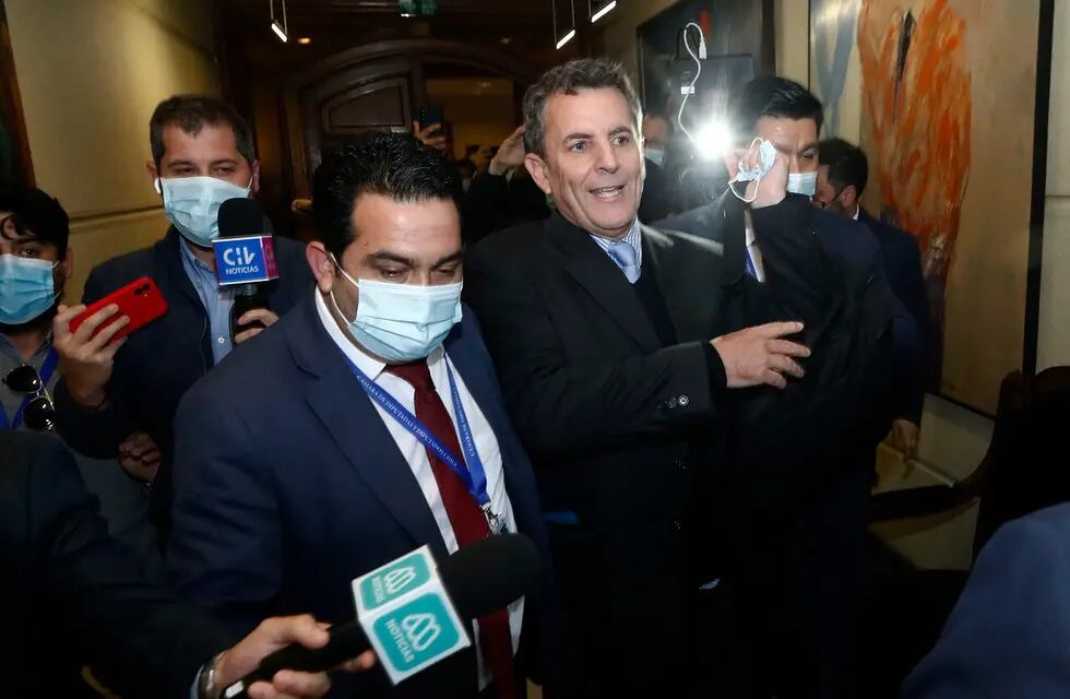 Gonzalo de la Carrera, diputado que lanzó piñas y puntapiés al vicepresidente del Congreso Nacional de Chile.
