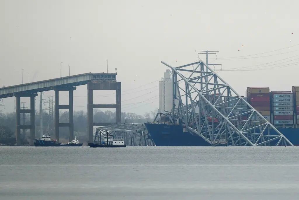 Un buque portacontenedores descansa sobre los restos del puente Francis Scott Key el miércoles 27 de marzo de 2024, en Baltimore, Maryland.