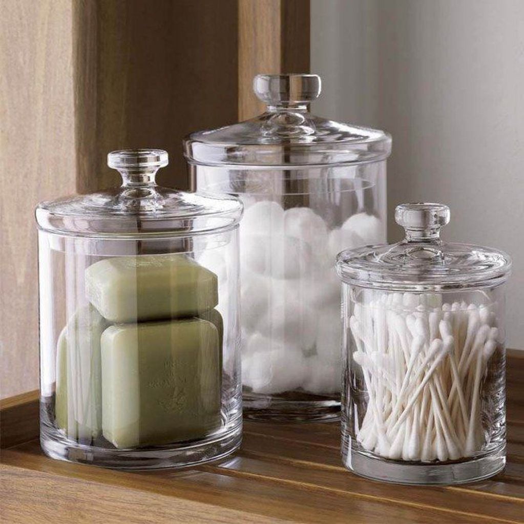 Elementos decorativos para transformar tu baño: frascos de vidrio