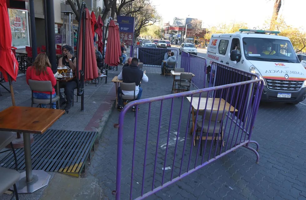 La Municipalidad de Godoy Cruz autorizó a cafés a avanzar sobre parte de la calle, para asegurar el distanciamiento.