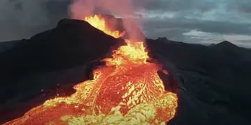 Video: el impactante recorrido de un dron sobre un volcán antes de estrellarse contra la lava