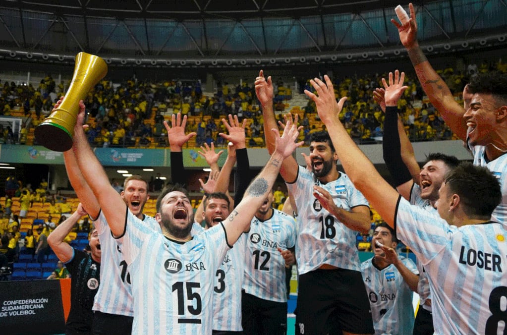 El capitán Luciano De Cecco tiene la "batuta" en el festejo argentino: la selección del bronce olímpico confirmó su gran momento con el título sudamericano en Brasil. (Mauricio Val/FVImagem/CBV)