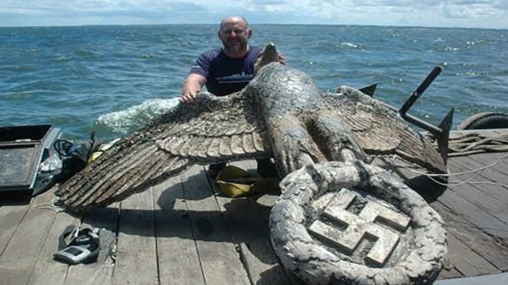 El águia que estaba el proa del Graf Spee fue rescatada por los hermanos Etchegaray. AP