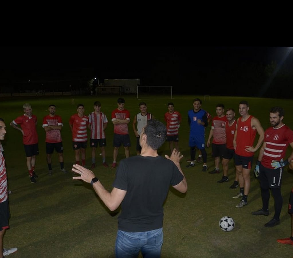 El DT de la Selección se encuentra en su pueblo natal y visitó uno de los clubes de fútbol para saludar a los jugadores. Instagram CAP.