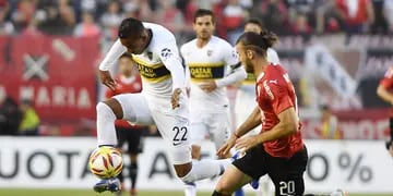 Con el gol del colombiano Edwin Cardona, el xeneize se acercó a Racing y ya piensa en la Superfinal de la Copa Libertadores.