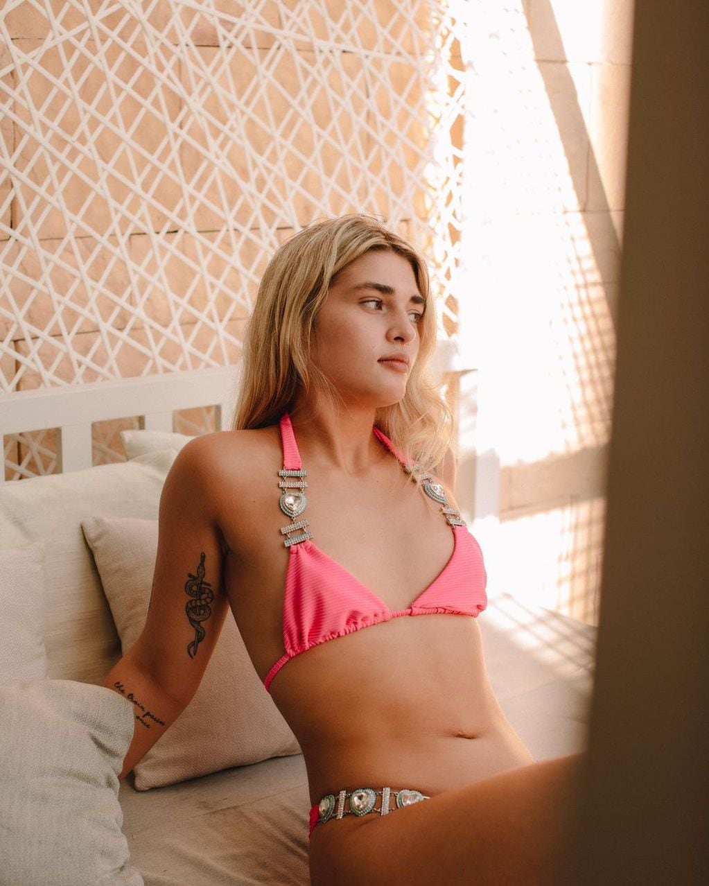 Marta Fort luce su figura con una diminuta bikini rosa.