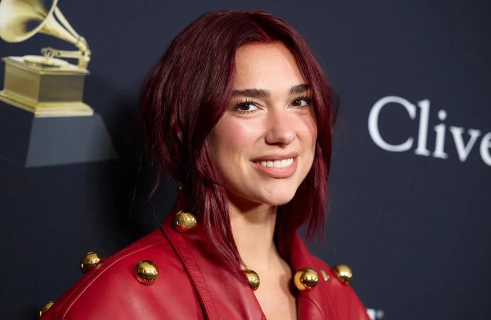 Beverly Hills (United States), 04/02/2024.- British-Albanian singer-songwriter Dua Lipa arrives at the Pre-Grammy Gala at The Beverly Hilton in Beverly Hills, California, USA, 03 February 2024. The 66th Annual Grammy Awards honoring the best recordings, compositions, and artists will take place on 04 February 2024. EFE/EPA/ALLISON DINNER EDITORIAL USE ONLY. NO COMMERCIAL SALES.