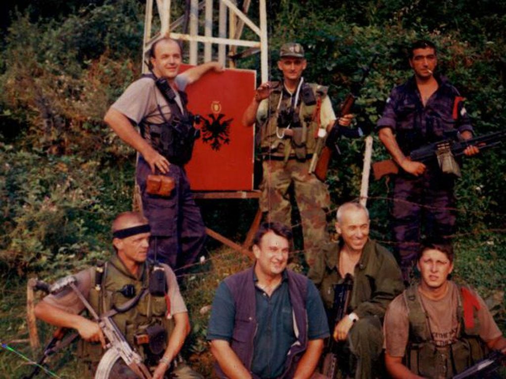 Minic fue el responsable directo de atrocidades en Kosovo contra los ciudadanos de origen albanés y musulmanes.

En la foto, Minic está arriba y a la derecha.