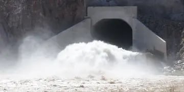 Abrirán las compuertas del dique Potrerillos para limpiar sedimentos Archivo Los Andes