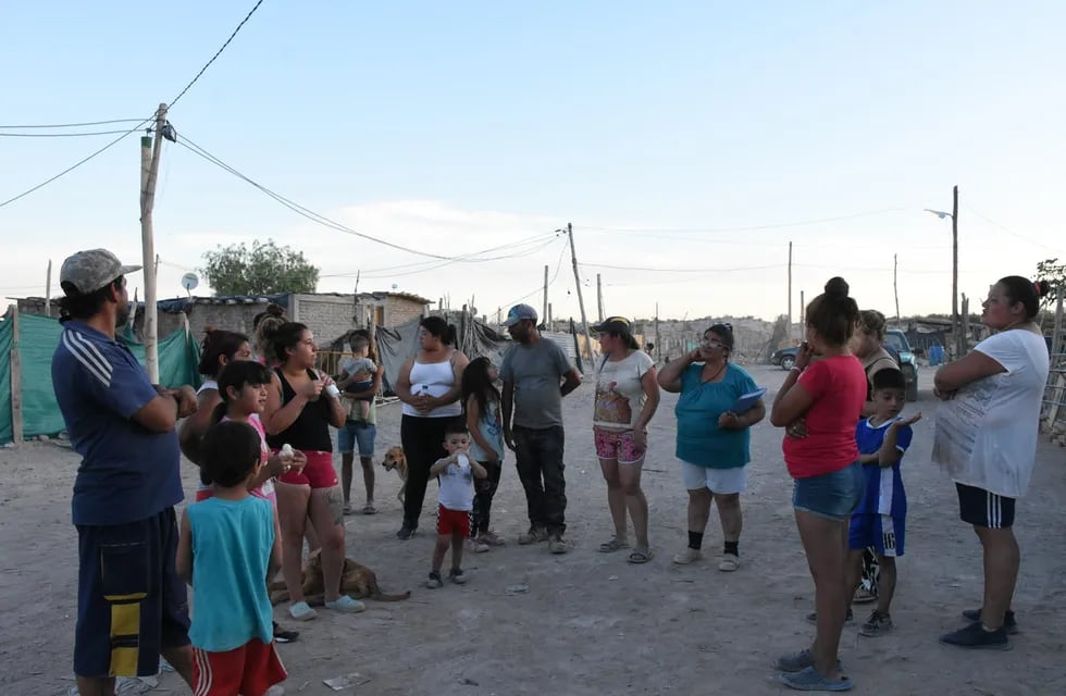 Alrededor de mil familias de El Algarrobal reclaman por agua para uso domestico. Son familias que viven en viviendas precarias que carecen de todos los servicios públicos.

Foto: Mariana Villa / Los Andes