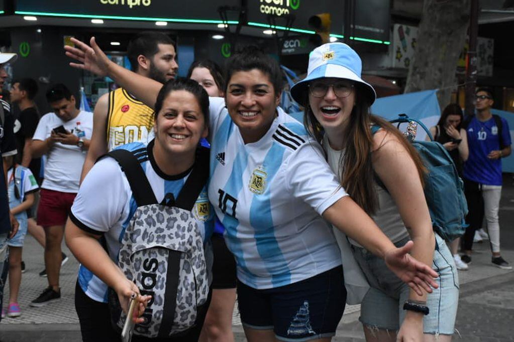 Festejos en Peatonal y San Martín por el triunfo de Argentina contra México