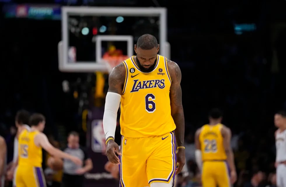 El cabizbajo LeBron James, de los Lakers de Los Ángeles, durante los últimos minutos de la derrota ante los Nuggets de Denver en los playoffs de la NBA. / Gentileza.