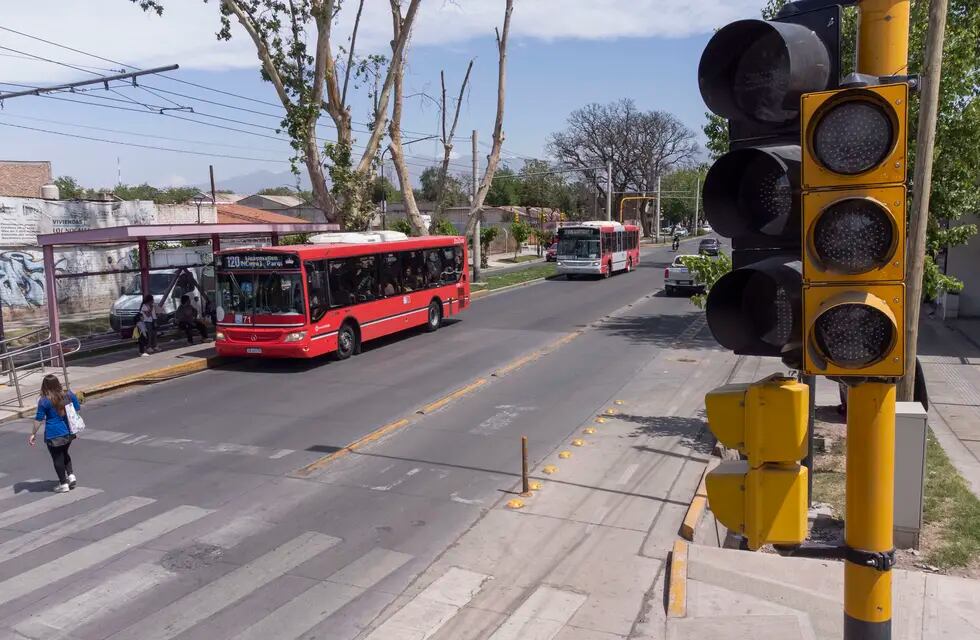 La arteria es una de las más transitadas del departamento. Allí confluyen el carril para el metrobus, una ciclovía y carriles para vehículos particulares. Foto: Claudio Gutiérrez / Los Andes