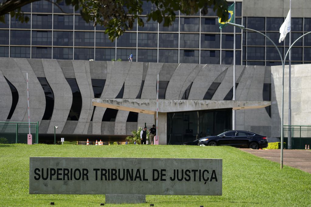 Sede de la Corte Suprema en Brasilia, Brasil, miércoles 20 de marzo. Un panel de 15 jueces decidirá si el ex jugador Robinho deberá cumplir su sentencia en Brasil. (AP Foto/Eraldo Peres)
