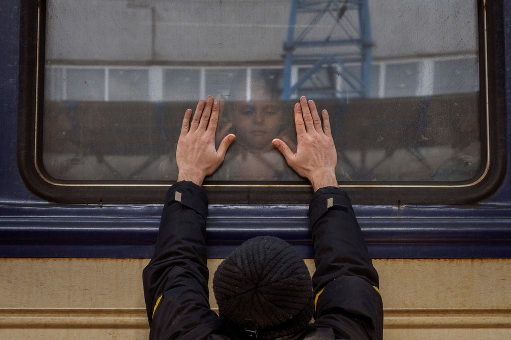 Un padre saluda a su hija en la estación de Lviv. (AP)