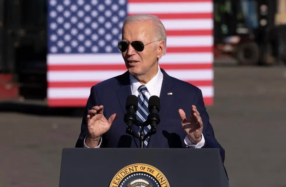 US President Joe Biden delivers remarks at the Tioga Marine Terminal in Philadelphia, Pennsylvania, USA, 13 October 2023. Biden discussed his economic policies known as ÔBidenomicsÕ in relation to clean energy, union jobs and infrastructure. (Filadelfia) EFE/EPA/MICHAEL REYNOLDS