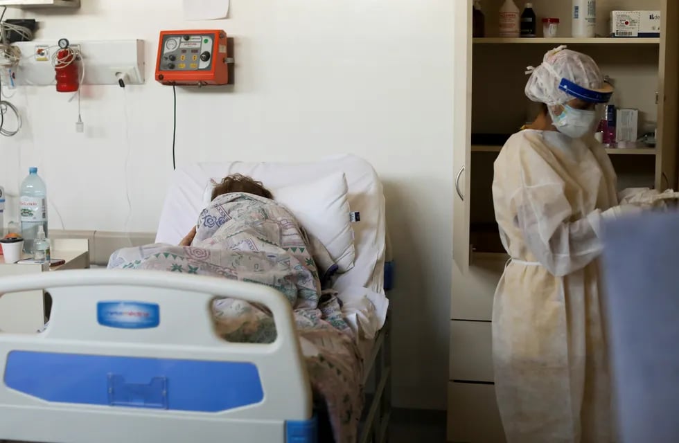 Un trabajador de salud controla a un paciente de coronavirus en el hospital Eurnekian de Ezeiza, en provincia de Buenos Aires.