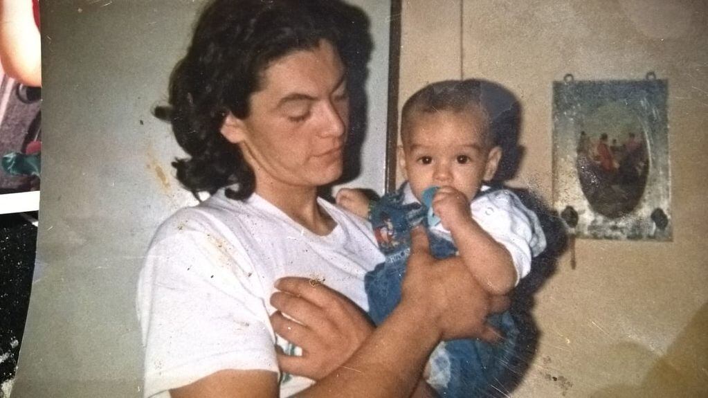 Alan, de bebé, junto a su madre Andrea Bazán,