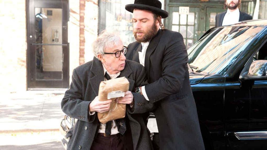 En 'Casi un gigoló', Woody Allen es un librero que se convierte en proxeneta.