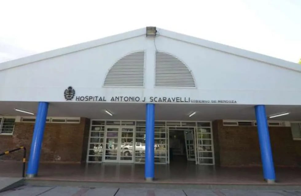 La pareja fue traslada al hospital Scaravelli con politraumatismos graves. Foto: Orlando Pelichotti  / Los Andes