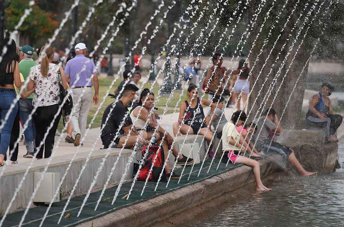 La ola de calor en la provincia genera temperaturas por encima de la media para la época. Varios fueron a refrescarse a la orilla del lago del Parque. Foto: José Gutierrez