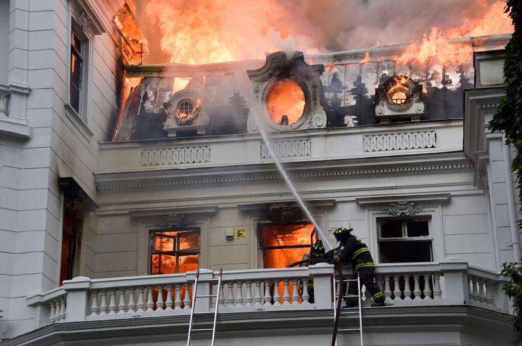 
Bajo fuego. La histórica sede de la Universidad Pedro de Valdivia. | AFP
   