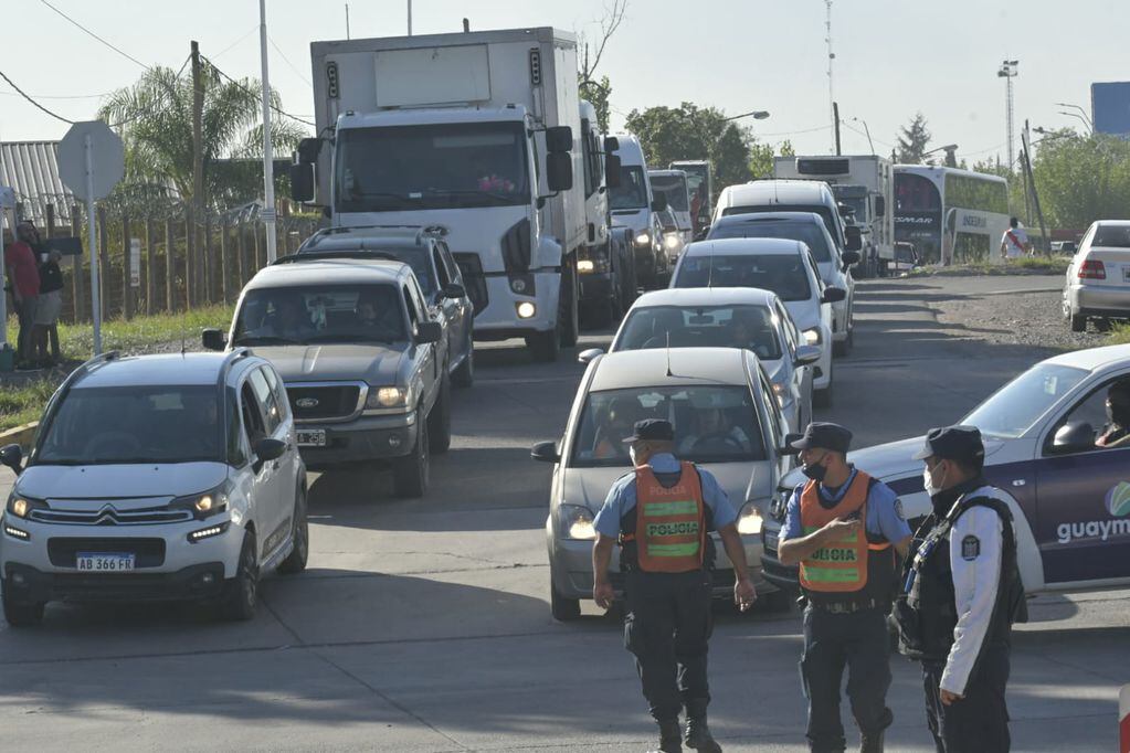 Caos vehicular en el Acceso Este tras el vuelco fatal y el desvío de tránsito por el lateral norte - Orlando Pelichotti / Los Andes