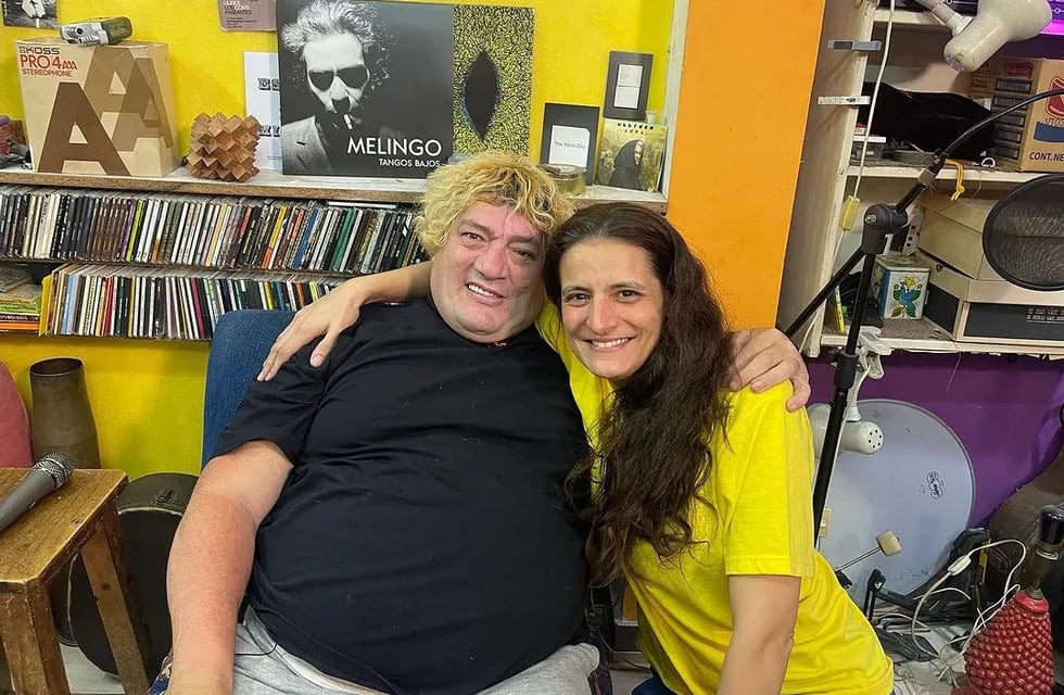 Pity y la cantante Julieta Laso, con el disco "Tangos bajos", de Daniel Melingo, de fondo. (Instagram @julilaso).