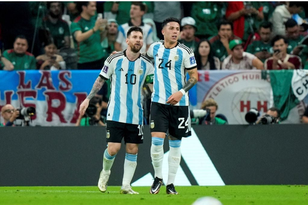 Enzo Fernández junto a Messi, toda una postal del Mundial Qatar 2022. / AP 