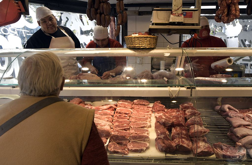 En la carnicería Parrillada 13 no aumentaron los precios de la carne tras la suba de hasta 20% en el mercado de hacienda y que se trasladará muy pronto a las carnicerías y las góndolas de los supermercados.  
Foto: Orlando Pelichotti
