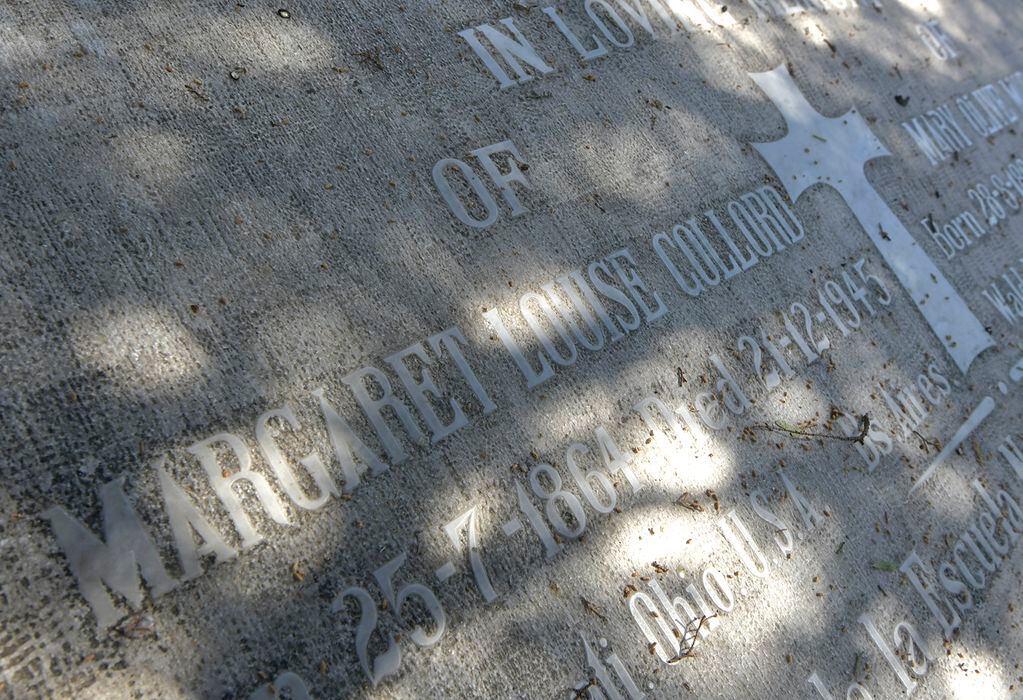 Detalle de la lápida de la tumba de Mary Olive Morse y Margaret Louise Collord, en el sector británico del cementerio de la Ciudad de Mendoza. Foto: Orlando Pelichotti