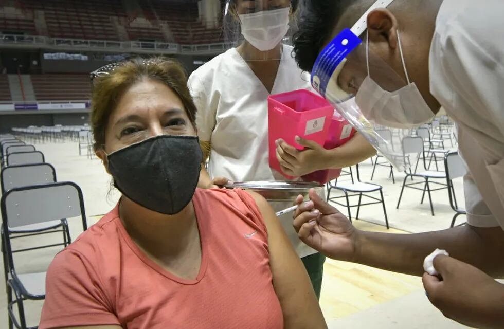 Vacunación al personal de salud de más de 40 años en el Aconcagua Arena - Orlando Pelichotti / Los Andes