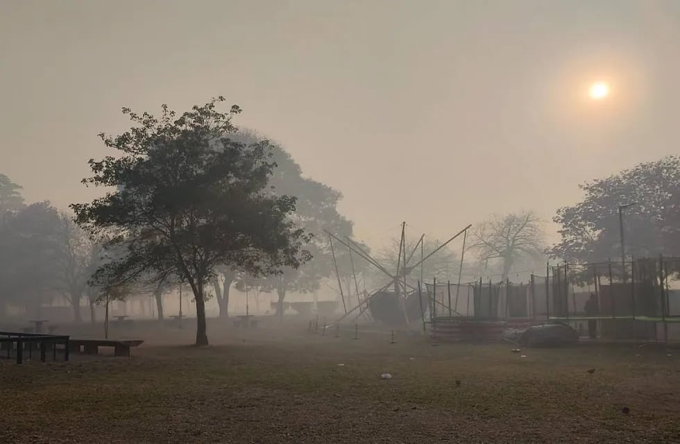 Por los incendios en el Delta del Paraná, el humo invadió el Parque Urquiza de Rosario.