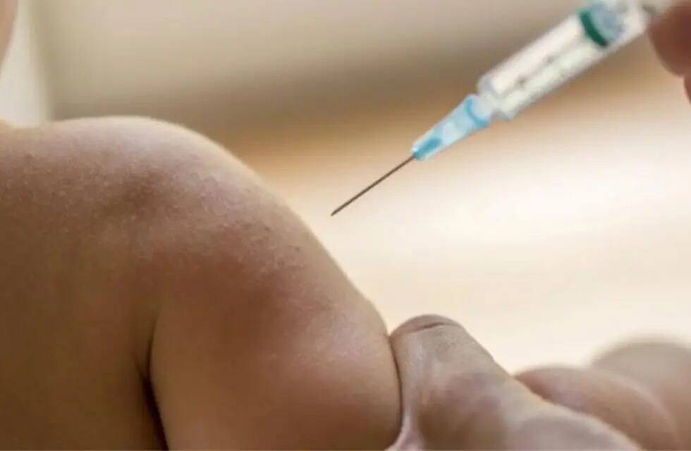 La justicia obligó a vacunas a una nena recién nacida a pesar de la negativa de sus padres.